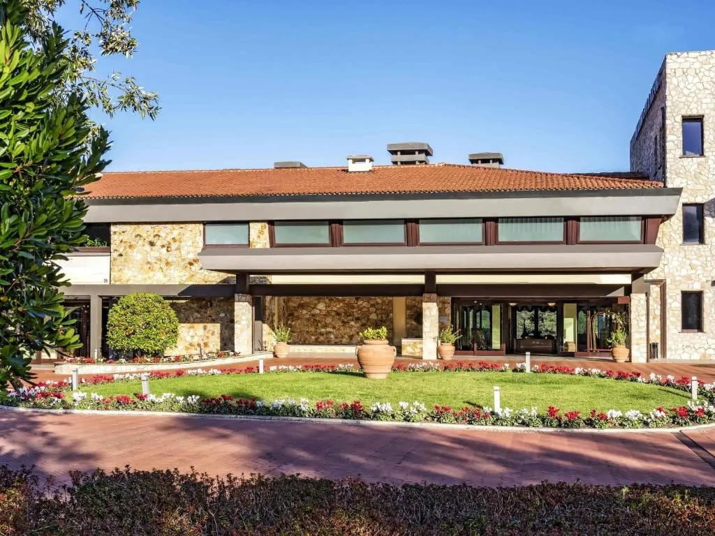 Fachada del Mercure Petriolo Siena Terme Spa Hotel en el parque natural