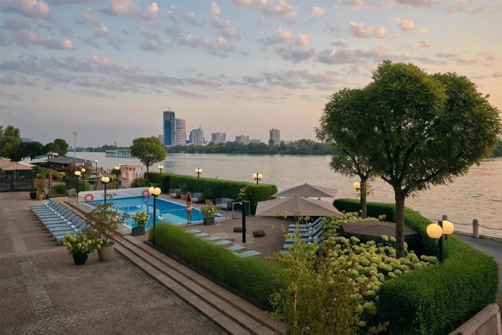 Hotel Hilton Vienna Waterfront en el canal del Danubio