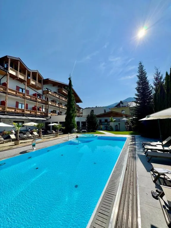 Upside Down Town Hotel Neue Post - Hotel de 4 estrellas en Zell am See, Zell am See - photo 1
